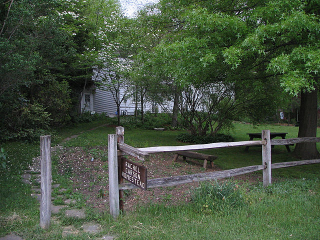 File:Rachel Carson Homestead yard and sign.jpg