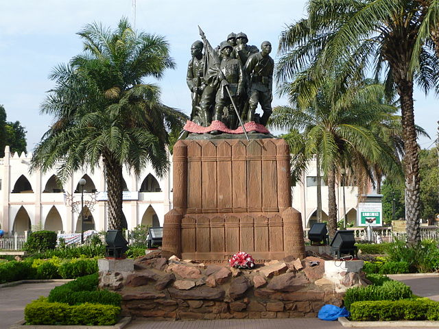 File:Place de la libert&eacute; - Bamako.jpg