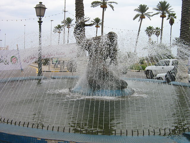 File:Фонтан на набережной.jpg