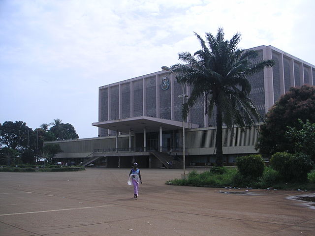 File:Conakry-palaisdupeuple.JPG