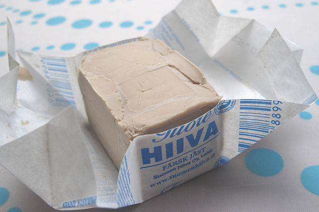 File:Compressed fresh yeast - 1.jpg