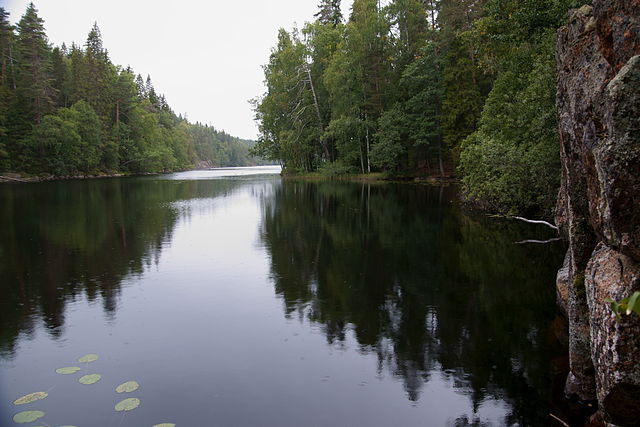File:Helvetinj&auml;rvi.JPG