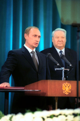 File:Vladimir Putin taking the Presidential Oath, 7 May 2000.jpg
