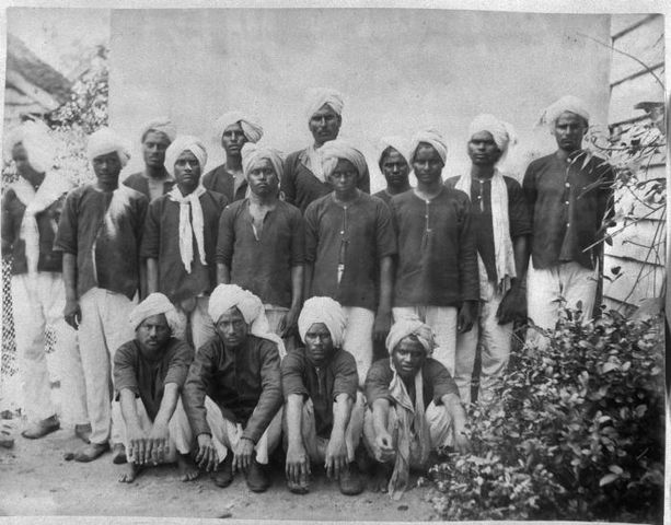 File:Tropenmuseum Royal Tropical Institute Objectnumber 60008924 Een groep Brits-Indische immigranten .jpg