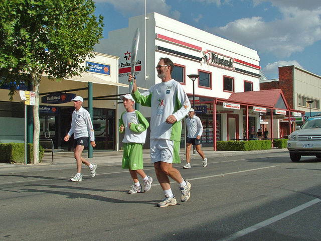File:Queens Baton Relay - Wagga Wagga.jpg