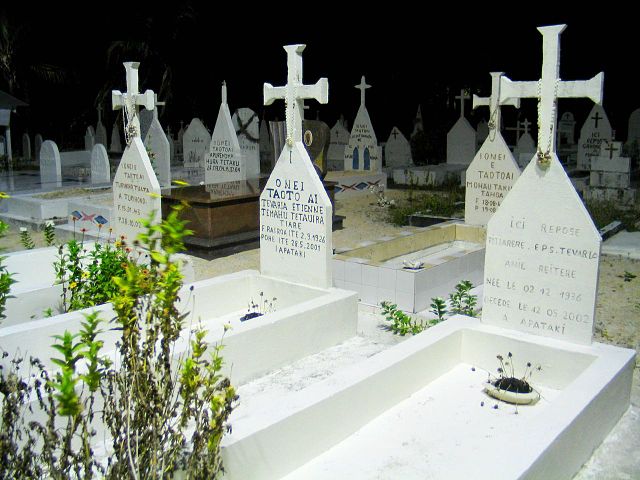 File:TuamotuCemetery.jpg
